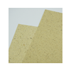 Graspapier Falzflyer DIN lang hoch, 4 Seiten, Parallelfalz Detailansicht der Oberflächenbeschaffenheit. Das Graspapier wird mit bis zu 50 % aus Gras-Frischfasern hergestellt.
