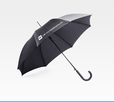 Regenschirm mit geschwungenem Griff